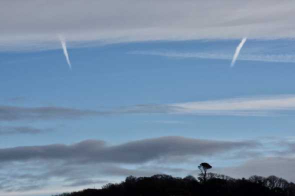 28 November 2021 - 09-24-54

---------------------
Strange shape clouds & contrails over Kingswear